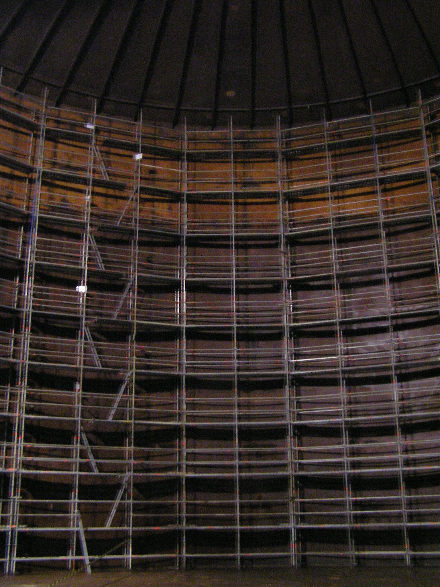 Andaime tubular no interior de um tanque